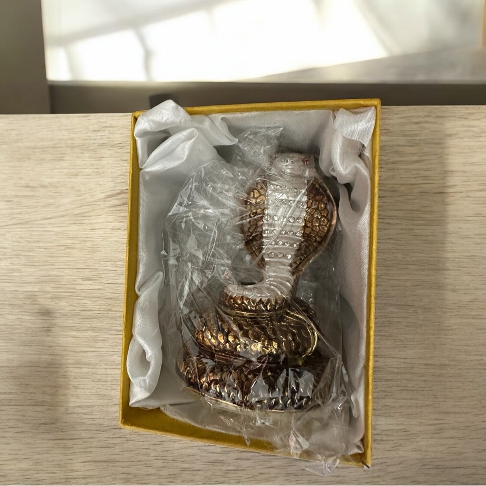 TCHOTCHKE- Elegant Gold and Silver Cobra Hinged Trinket holder-NIB - Picture 10 of 10